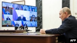 Ось так очільник Росії Путін проводить свої наради з урядом. Фото з наради 23 квітня 2026 року  