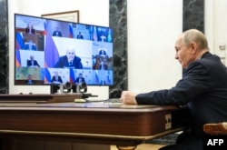 Ось так очільник Росії Путін проводить свої наради з урядом. Фото з наради 23 квітня 2026 року