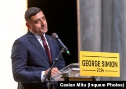 Președintele partidului AUR, George Simion, în timpul prezentării Planului „Simion” pentru România la Suceava, 9 noiembrie 2024.