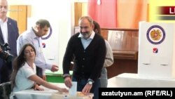 Премьер-министр Армении Никол Пашинян голосует на муниципальных выборах в Ереване, 23 сентября 2018 г.