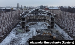 Фрагмент руїн театру в лютому 2023 року, після того, як будівлю огородили парканом і розпочали на ній роботи з реконструкції