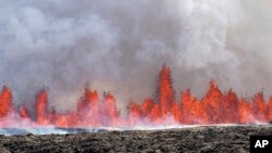 Lava i dim iz vulkana na Islandu, 29. maja 2024.