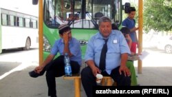 Водители пассажирских автобусов в Ашхабаде.