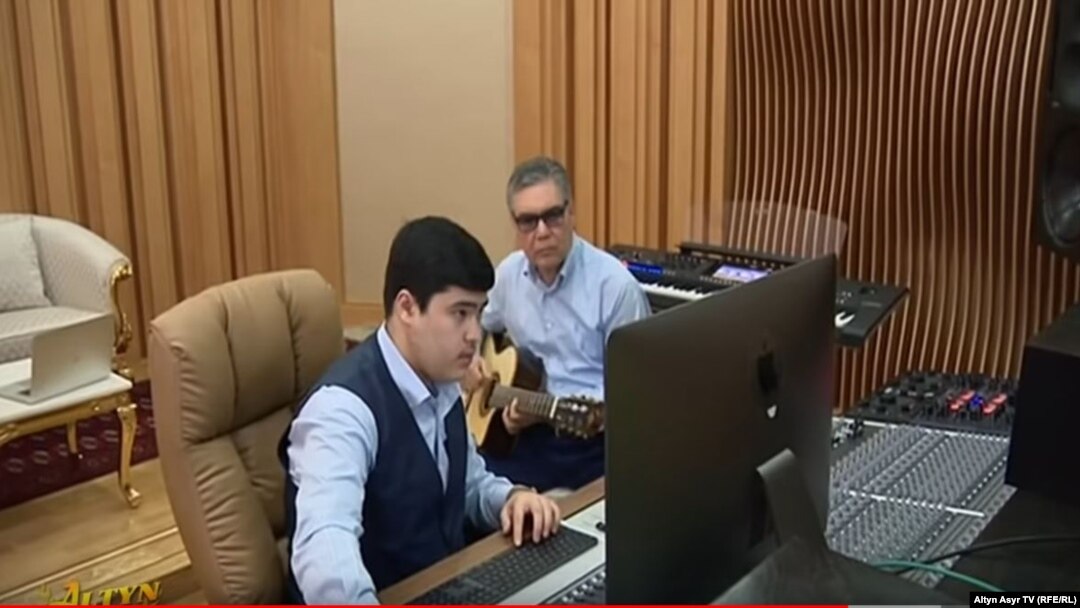 Türkmenistanyň prezidenti Gurbanguly Berdimuhamedow agtygy Kerimguly bilen.