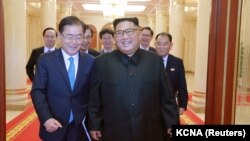 Түштүк Кореянын делегациясын Түндүк Кореянын лидери Ким Чен Ын өзү кабыл алды. 6-сентябрда Пхеньян тарабынан жарыяланган сүрөт.