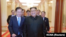 Ким Чен Ын и посланник Южной Кореи Чон Ый Ён. 6 сентября 2018 года.