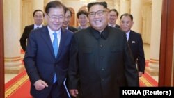 Оңтүстік Корея елшісі Чон Ый Ен (сол жақта) Солтүстік Корея басшысы Ким Чен Ынмен кездесуде. Пхеньян, 6 қыркүйек 2018 жыл.