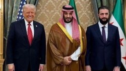 عکس یادگاری احمدالشرع (نفر اول از راست) رهبر جدید سوریه با دونالد ترامپ (نفر اول از چپ) رئیس‌جمهور آمریکا و محمد بن سلمان، ولیعهد عربستان