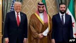 ფოტოზე მარცხნიდან მარჯვნივ: დონალდ ტრამპი, აშშ-ის პრეზიდენტი; მუჰამედ ბინ სალმანი, საუდის არაბეთის პრინცი და აჰმედ ალ-შარაა, სირიის გარდამავალი პრეზიდენტი. 14 მაისი, 2025 წელი, რიადი