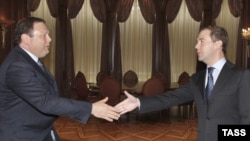 Колишній президент РФ Дмитро Медведєв (справа) зустрічається з керівником банківського гіганта Альфабанку Михайлом Фрідманом у Горках, 13 жовтня 2009 року, архівне фото
