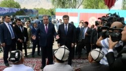 Қырғызстан президенті Сооронбай Жээнбеков (ортада, оң жақта) пен Тәжікстан президенті Эмомали Рахмонның екі ел арасындағы шекарада кездесуі. 26 шілде 2019 жыл.