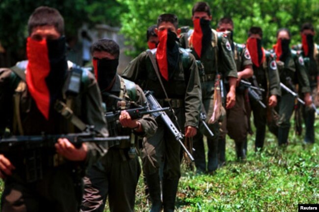 Бойцов ELN в Колумбии можно отличить от других партизан по красно-черной символике