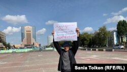 Активист Марат Мусабаев протестует против китайской экспансии в Казахстане. Нур-Султан, 4 сентября 2019 года.