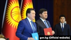 Кыргызстандын өкмөт башчысы Мухаммедкалый Абылгазиев менен Казакстандын премьер-министри Аскар Мамин. 12-июль, 2019-жыл.