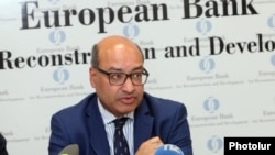 Armenia - EBRD President Suma Chakrabarti gives a press conference in Yerevan, 11May2015.