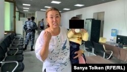 Атырау тұрғыны Венера Байсейітова Жоғарғы сот ғимаратында тұр. Нұр-Сұлтан, 22 шілде 2019 жыл.
