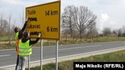 Bh. mladi čiste ćirilične nazive gradova prefarbani sprejem, nedaleko od Tuzle