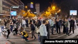 Učesnici protesta u Novom Sadu na ulici slikaju crvene šake, koje su simbol za poruku "ruke su vam krvave".