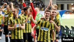 "Қайрат" футбол командасының ойыншылары.