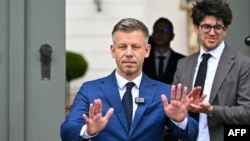 Peter Magyar își salută suporterii într-una din primele deplasări prin Budapesta după victoria în alegeri.