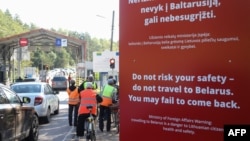 Плакат на пункті перетину литовсько-білоруського кордону Шумскас – Лоша з текстом «Не ризикуйте своєю безпекою – не подорожуйте до Білорусі. Можливо, ви не зможете повернутися»