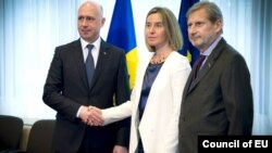 Premierul Pavel Filip cu Federica Mogherini și Johannes Hahn în aprilie trecut la Bruxelles