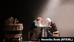 Сцена из спектакля "Viva, Вита!". Сутенерша Зоя и ее сын Федя ужинают