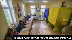 Голосування на одній із дільниць у Київській області, 25 жовтня 2020 року