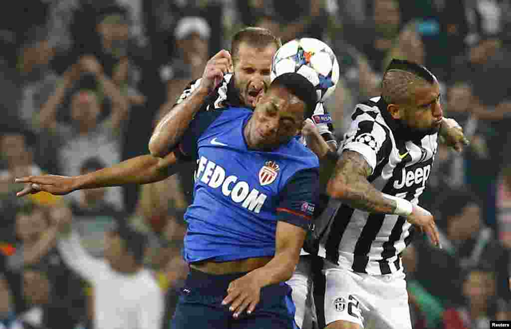 Giorgio Chiellini və Arturo Vidal top uğrunda mübarizə aparırlar (Reuters / Stefano Rellandini)