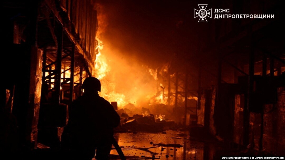 Pompierii sting un incendiu la un depozit lovit de un atac cu rachete rusești în Dnipro. 10 aprilie. (Fotografie de arhivă)