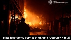 Рятувальники гасять пожежу після одного з попередніх ударів у Дніпрі, квітень 2026 року