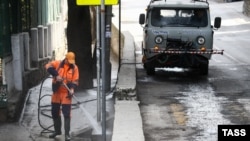 Люди в масках і дезінфекція вулиць: що відбувається в карантинній Ялті (фотогалерея)