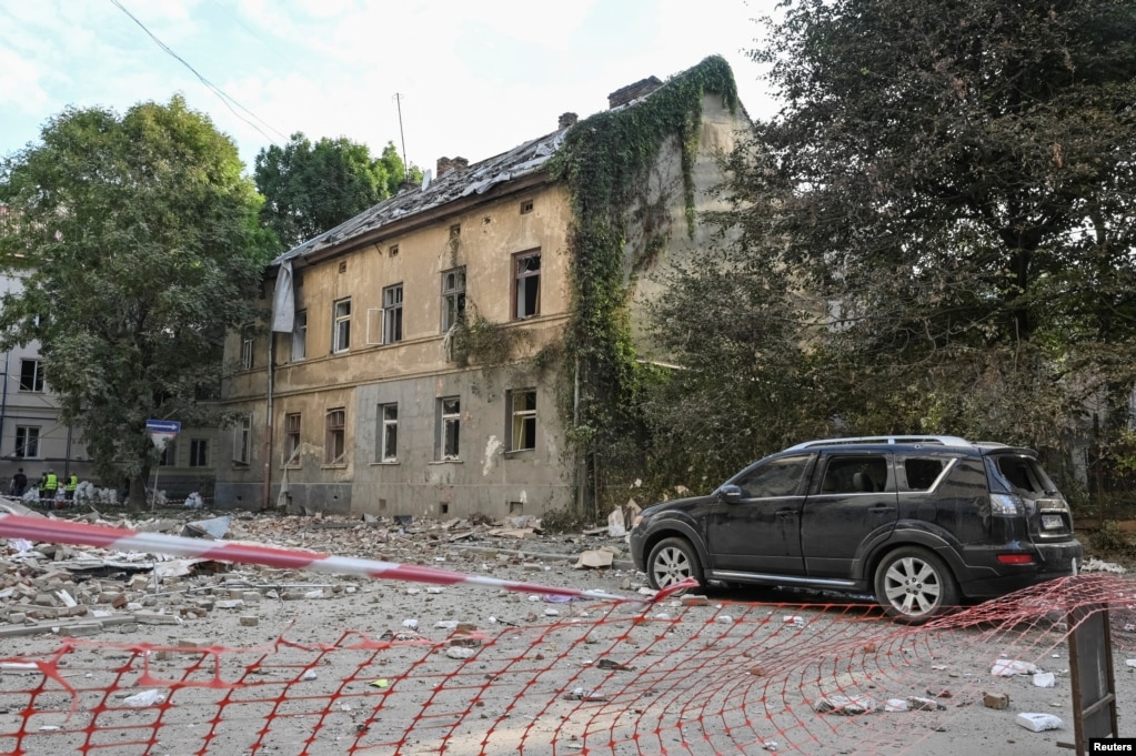 «Ворог здійснив комбіновану атаку «Шахедами» та ракетами. Знову, як і місяць тому, прилетіло на вул. Олени Степанівни», – написав мер Львова Андрій Садовий