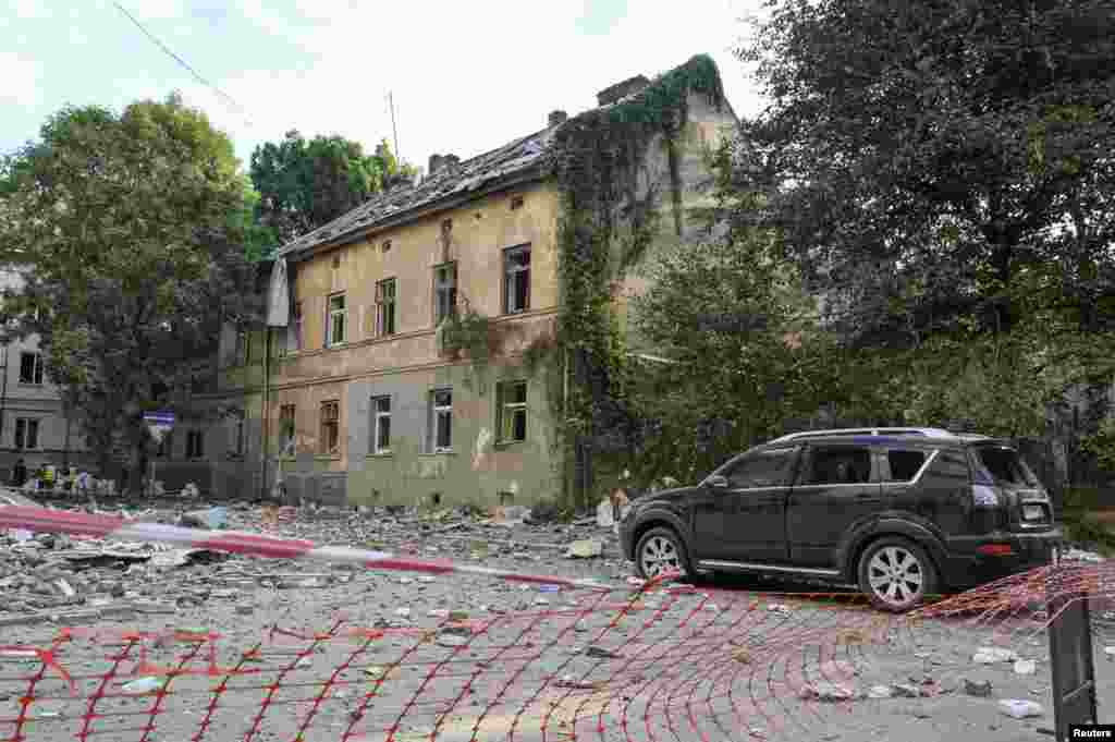 «Ворог здійснив комбіновану атаку «Шахедами» та ракетами. Знову, як і місяць тому, прилетіло на вул. Олени Степанівни», – написав мер Львова Андрій Садовий