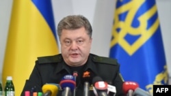 Ukrain prezidenti Petro Poroşenko ukrain harbylarynyň ýurduň gündogarynda ok atyşygy bes etmegini buýurdy.