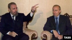 Fidel Castro și Vladimir Putin la misiunea rusă de la ONU, New York, 8 septembrie 2000