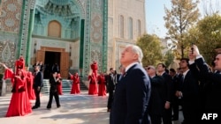 ABŞ dövlət katibi Marko Rubio, Qazaxıstanın xarici işlər naziri Muxtar Tleuberdi və Tacikistanın xarici işlər naziri Sirojiddin Muhriddin Səmərqənddə mədəniyyət proqramını izləyirlər.
