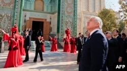 Secretarul de stat al SUA, Marco Rubio, ministrul de externe al Kazahstanului, Muhtar Tileuberdi, și ministrul de externe al Tadjikistanului, Sirojiddin Muhriddin, asistă la un spectacol cultural la „Orașul Etern” din Samarkand, Uzbekistan, pe 19 octombrie 2026.