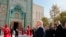 Госсекретарь США Марко Рубио, министр иностранных дел Казахстана Мухтар Тилеуберди и министр иностранных дел Таджикистана Сироджиддин Мухриддин смотрят культурное представление в Вечном городе Самарканде, Узбекистан, 19 октября 2026 года