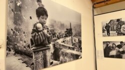 Detalj sa izložbe fotografija "Sarajevo 1992 - 1996. Najduža opsada" u Muzeju devedesetih u Beogradu, 8. decembar 2025.