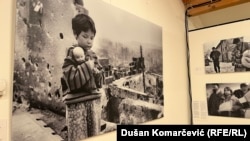 Detalj sa izložbe fotografija "Sarajevo 1992 - 1996. Najduža opsada" u Muzeju devedesetih u Beogradu, 8. decembar 2025.