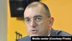 Na čelo javnih preduzeća postavljaju se provereni partijski kadrovi koji su uglavnom nekompetentni: Dragan Dobrašinović