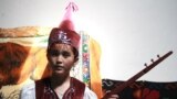 Мургабдын Ыраң-Көл айлындагы комузчу кыз. Ыраң-Көл табигый көркү менен гана эмес, тойлордун көркүн ачкан шайыр уул-кыздары менен таанымал.