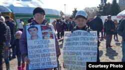 Супруги Тарасовы – 72-летняя Валентина и 77-летний Владимир – проводят акцию протеста в день празднования Наурыза. Город Усть-Каменогорск, 22 марта 2018 года. Фото предоставлено супругами Тарасовыми.