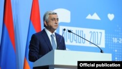 Президент Армении Серж Саргсян выступает с речью на первом пленарном заседании конференции Армения-Диаспора, Ереван, 18 сентября 2017 г.
