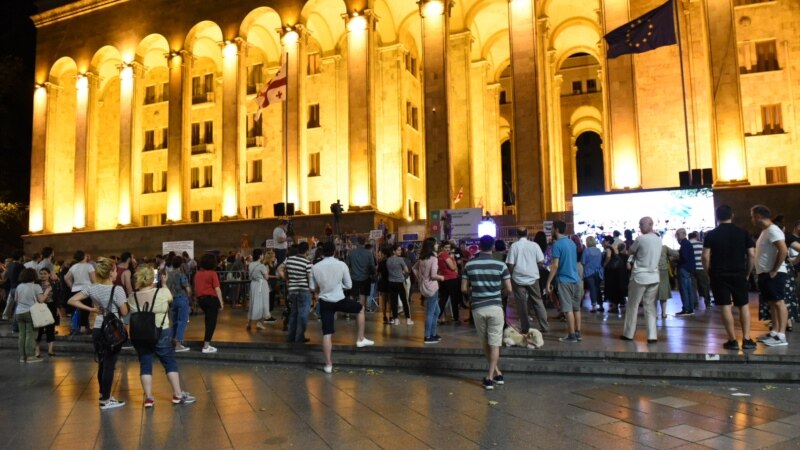 На акции протеста в центре Тбилиси провели первую онлайн-передачу