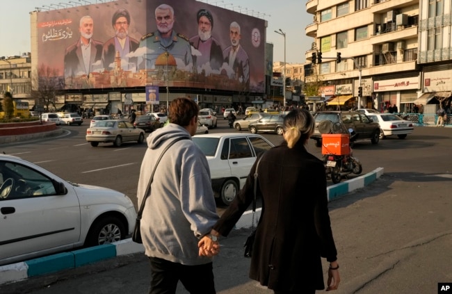 Një pankartë që shfaq zyrtarë të vrarë të Iranit, Hezbollahut dhe Hamasit në sheshin "Enqelab-e-Eslami" (Revolucioni Islamik) në Teheran, Iran.