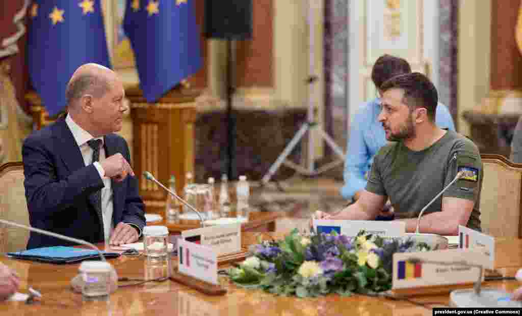 ГЕРМАНИЈА - Германскиот канцелар Олаф Шолц ветил постојана поддршка на Германија за Украина за време на телефонскиот разговор со претседателот Володимир Зеленски. Двајцата лидери разговарале и за дополнителни начини за помош на земјата разурната од војна, изјави денеска портпаролот на германската влада. Ова вклучува мерки за помош во обнова на Украина, рече портпаролот, додавајќи дека Шолц навел интензивни подготовки за меѓународна конференција за ова прашање, што ќе се одржи во Берлин на 25 октомври.