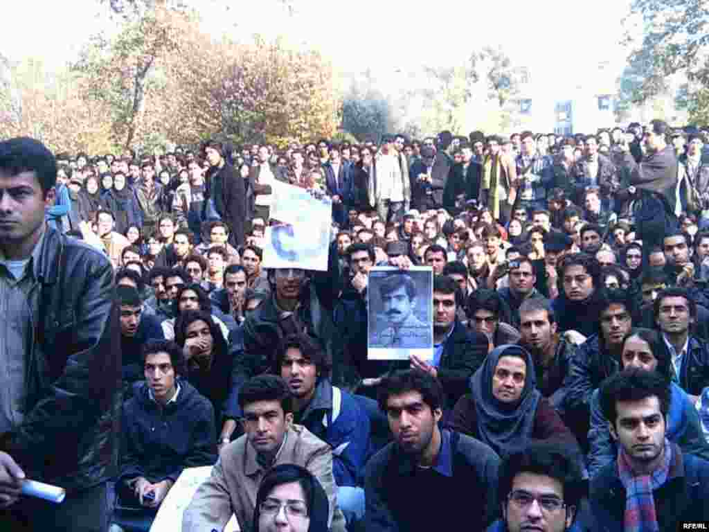 فعالان دانشجویی در این تجمع سخنرانی کردند.