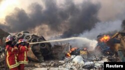 Пожарные тушат возгорание после взрыва в Бейруте, 4 августа 2020 года.
